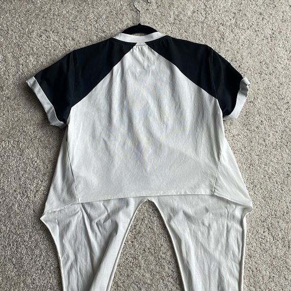 ALICE & OLIVIA Stace Face Jasper Roll Sleeve Tee - Picture 8 of 16